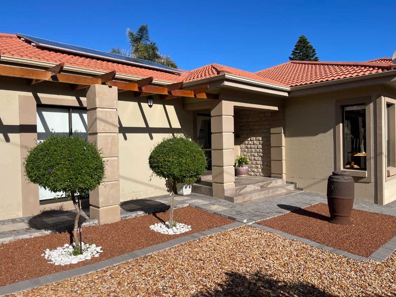 Immaculate Single-Level Coastal Home with Solar, 3 En-Suite Bedrooms & Exceptional Extras - Photo 10