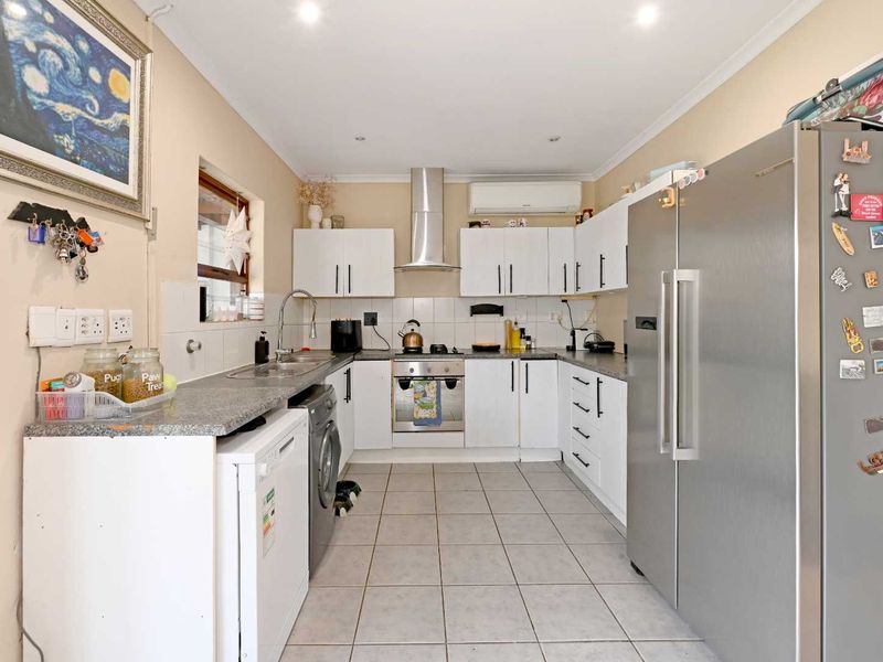 Charming Family Home with Entertainment Area & Separate Studio Apartment - Photo 6