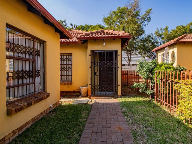 Neat 3 Bedroom townhouse for sale in Heatherview Gardens - Photo 2