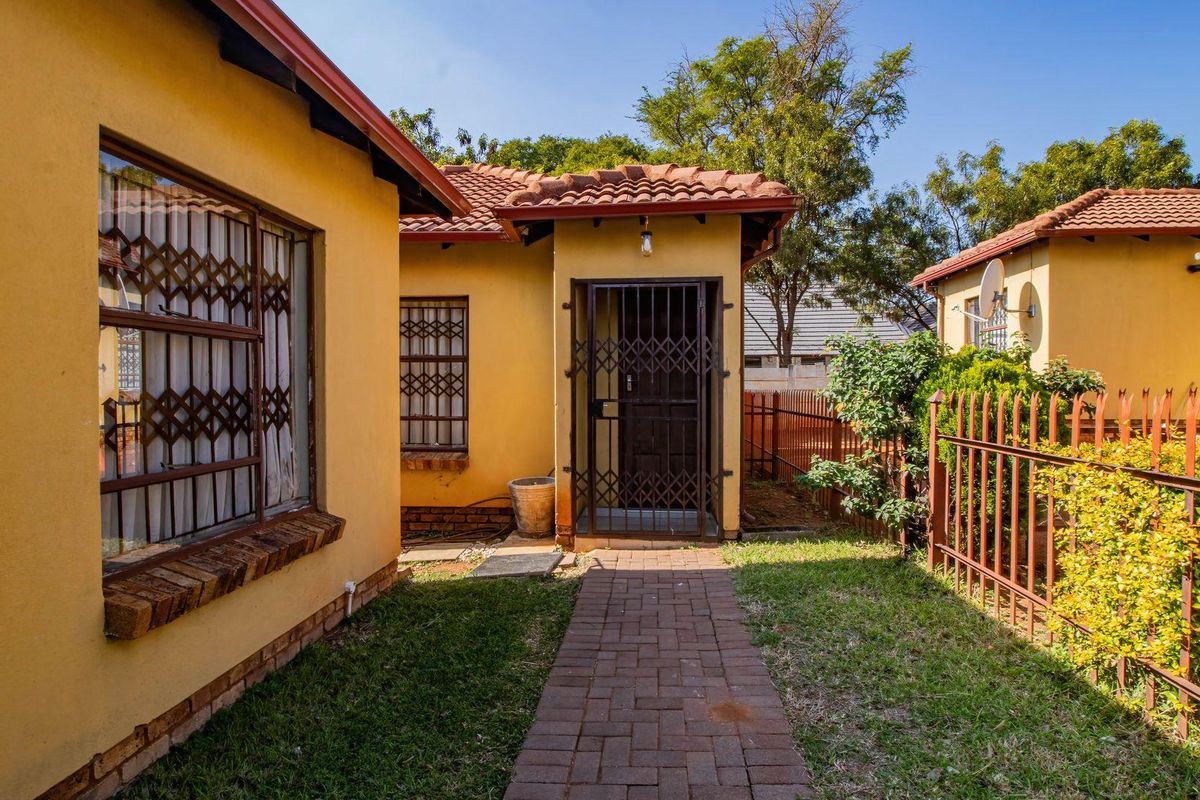 Neat 3 Bedroom townhouse for sale in Heatherview Gardens - Photo 2