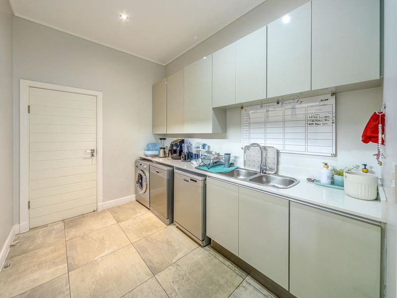 Exquisite Five Bedroom Family Home For Sale in Waterfall Country Village - Photo 9