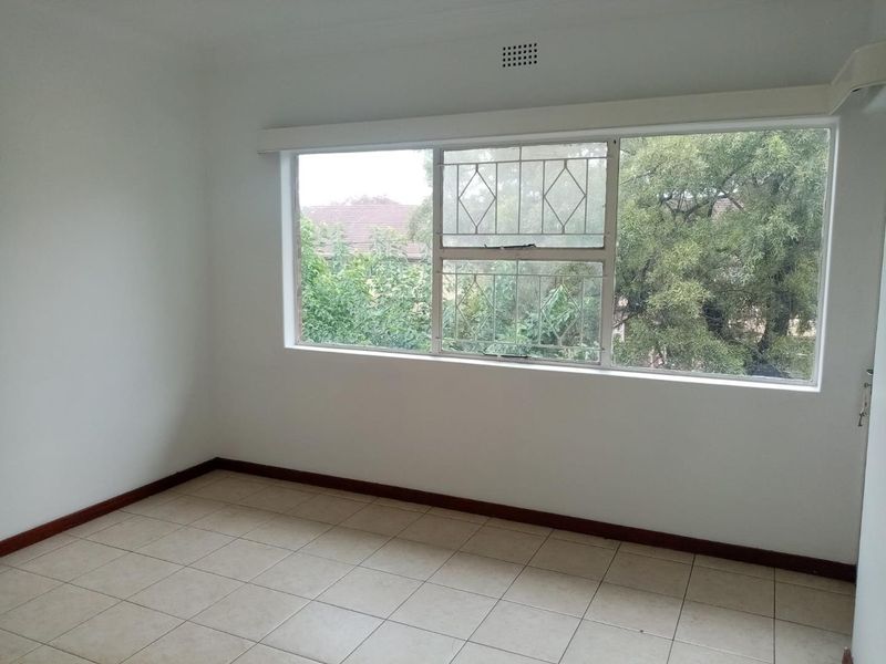 Spacious 2 Bedroom apartment available in Windsor West - Ideal Lock-Up & Go - Photo 6