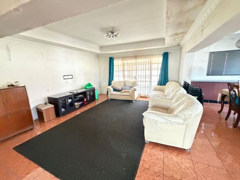 Spacious 5-Bed Family Home in Desirable Mackenzie Park - Photo 3