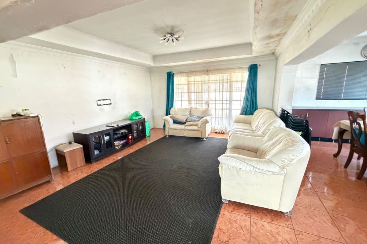 Spacious 5-Bed Family Home in Desirable Mackenzie Park - Photo 3