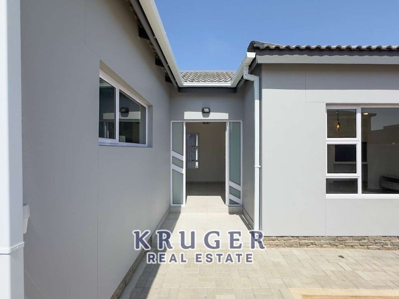 🏡✨ Modern Family Home + Flat – A Must See! - Photo 3