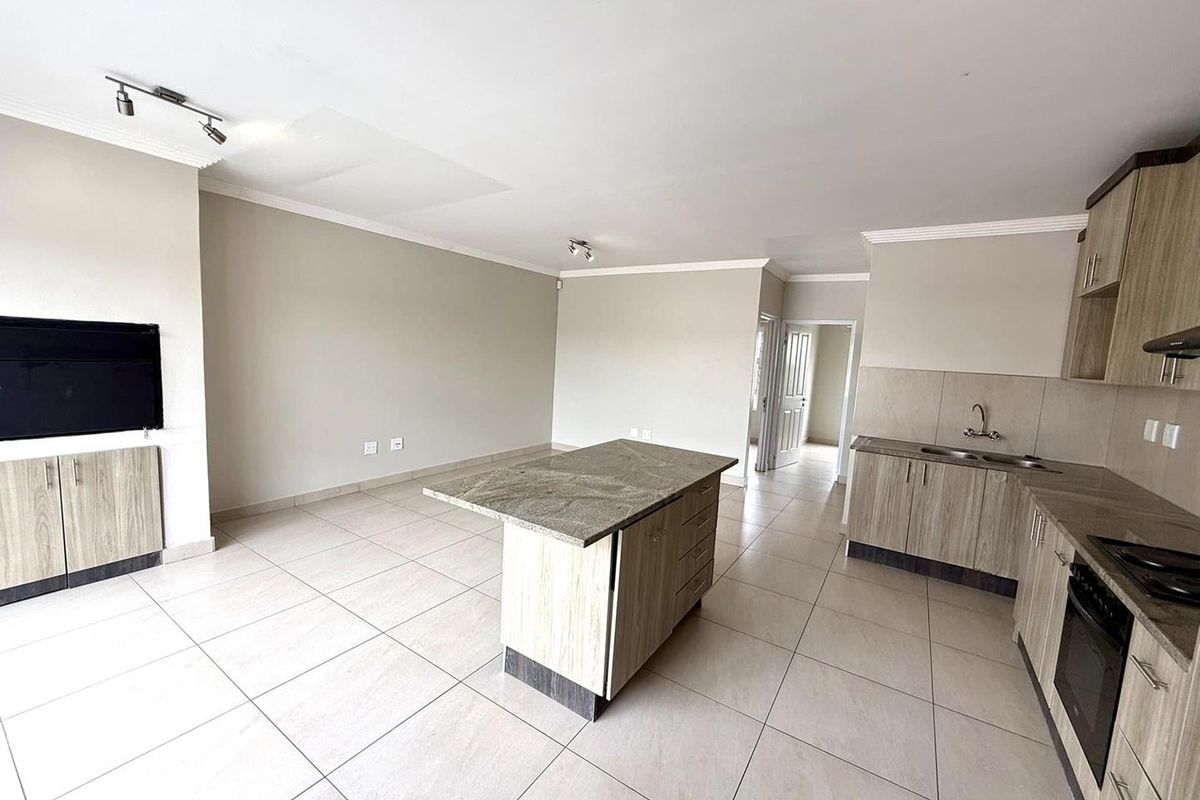 2 Bedroom Townhouse For Sale in Pionierspark Ext 1 - Photo 2