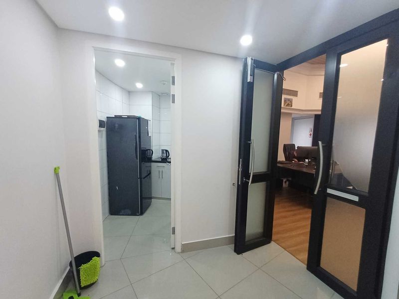 Circular Office Space: Stand Out in a Premier Location Century City Location - Photo 3