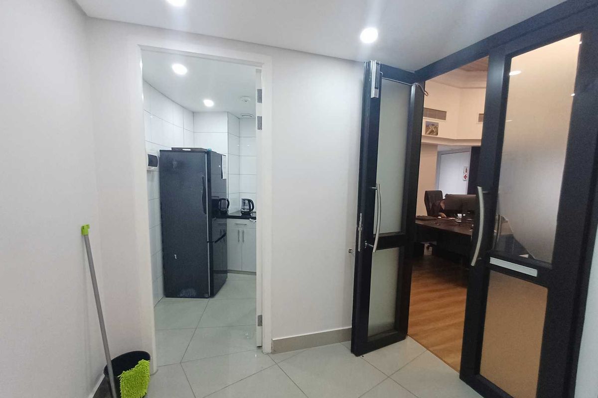 Circular Office Space: Stand Out in a Premier Location Century City Location - Photo 3