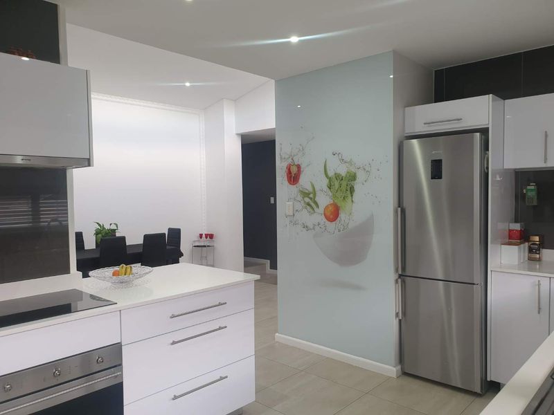 Beautiful 4 Bedroom home with pool Up for grabs - Photo 6