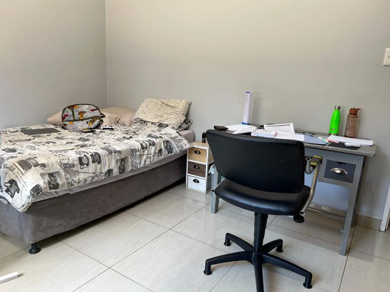 ATTRACTIVE MODERN HOME - Photo 7