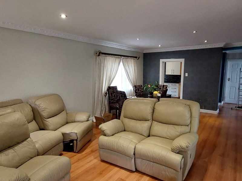 Entertaining and living space for all - Photo 10