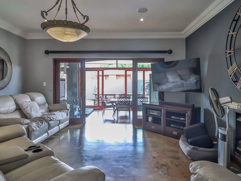 Gorgeous 3 Bedroom Home in Montebello Complex in Estate In Lakefield - Photo 4