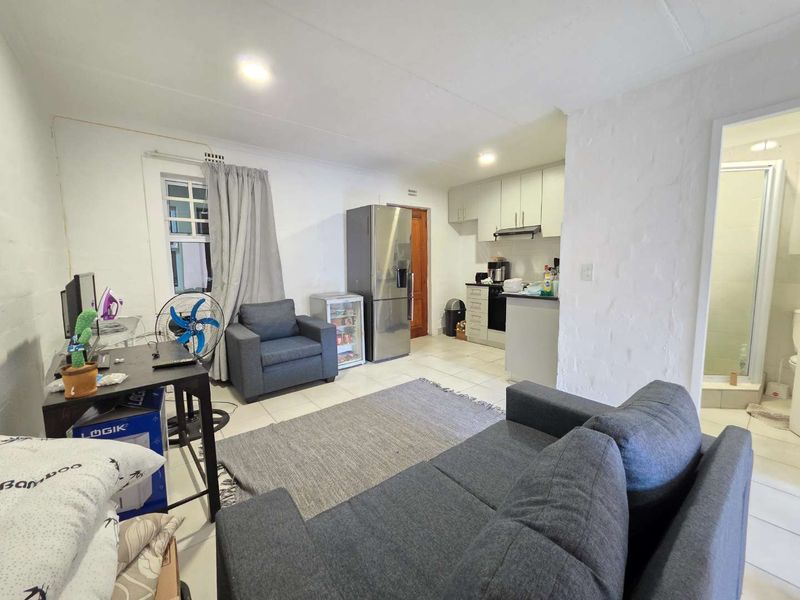 Newly Renovated 4 Bed 2 Bath Apartment open plan living area with kitchenette with 4 Secure Parkings allocated - Photo 4