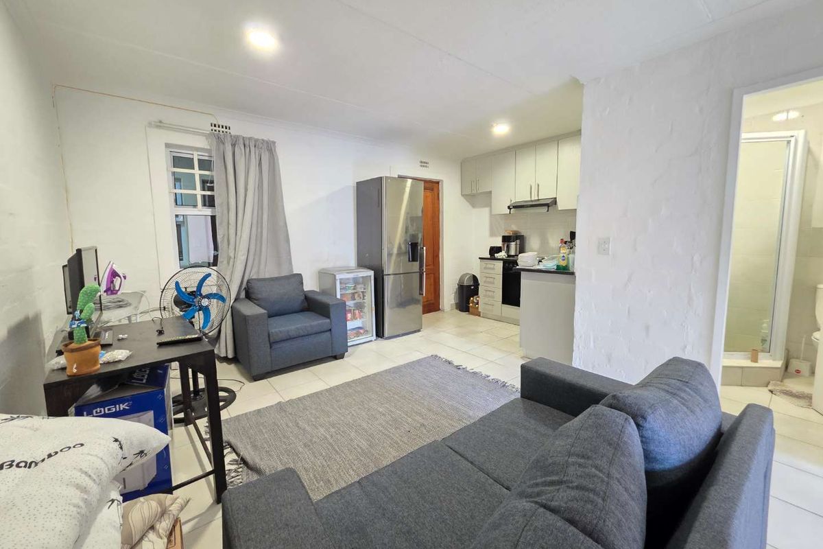 Newly Renovated 4 Bed 2 Bath Apartment open plan living area with kitchenette with 4 Secure Parkings allocated - Photo 4