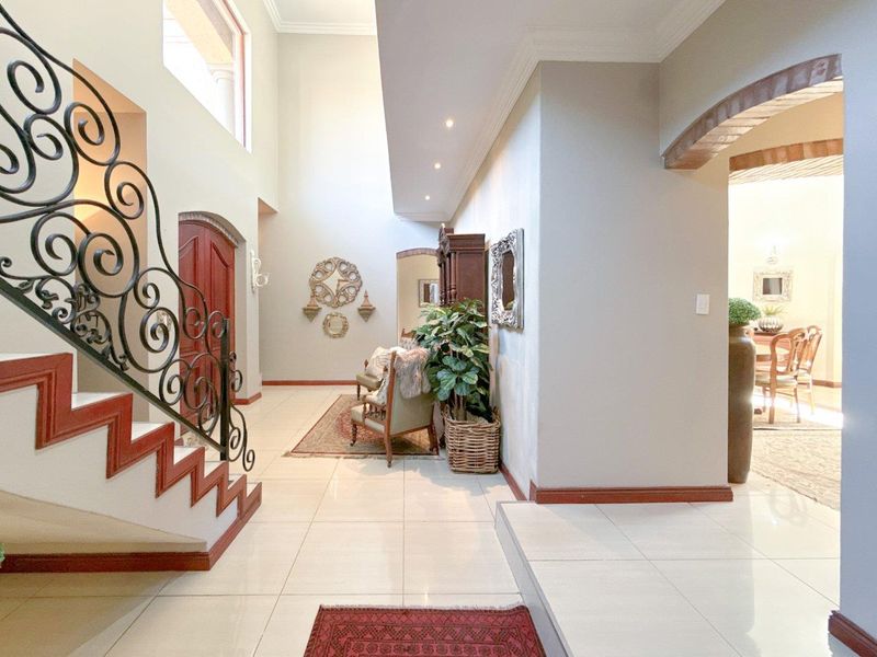 Stunning 5-Bedroom Family Home with Panoramic Views | Triple Garage | Solar | Waterkloof Golf Estate - Photo 8