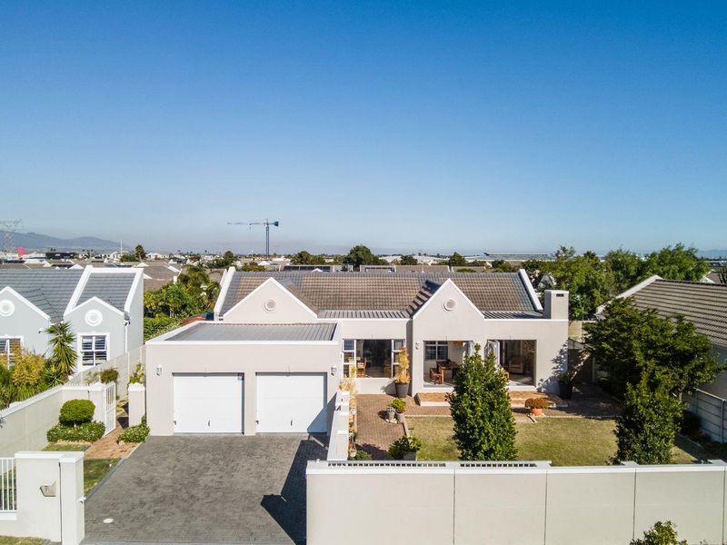 Spacious Coastal Family Living in the Heart of Sunningdale, Cape Town - Photo 2
