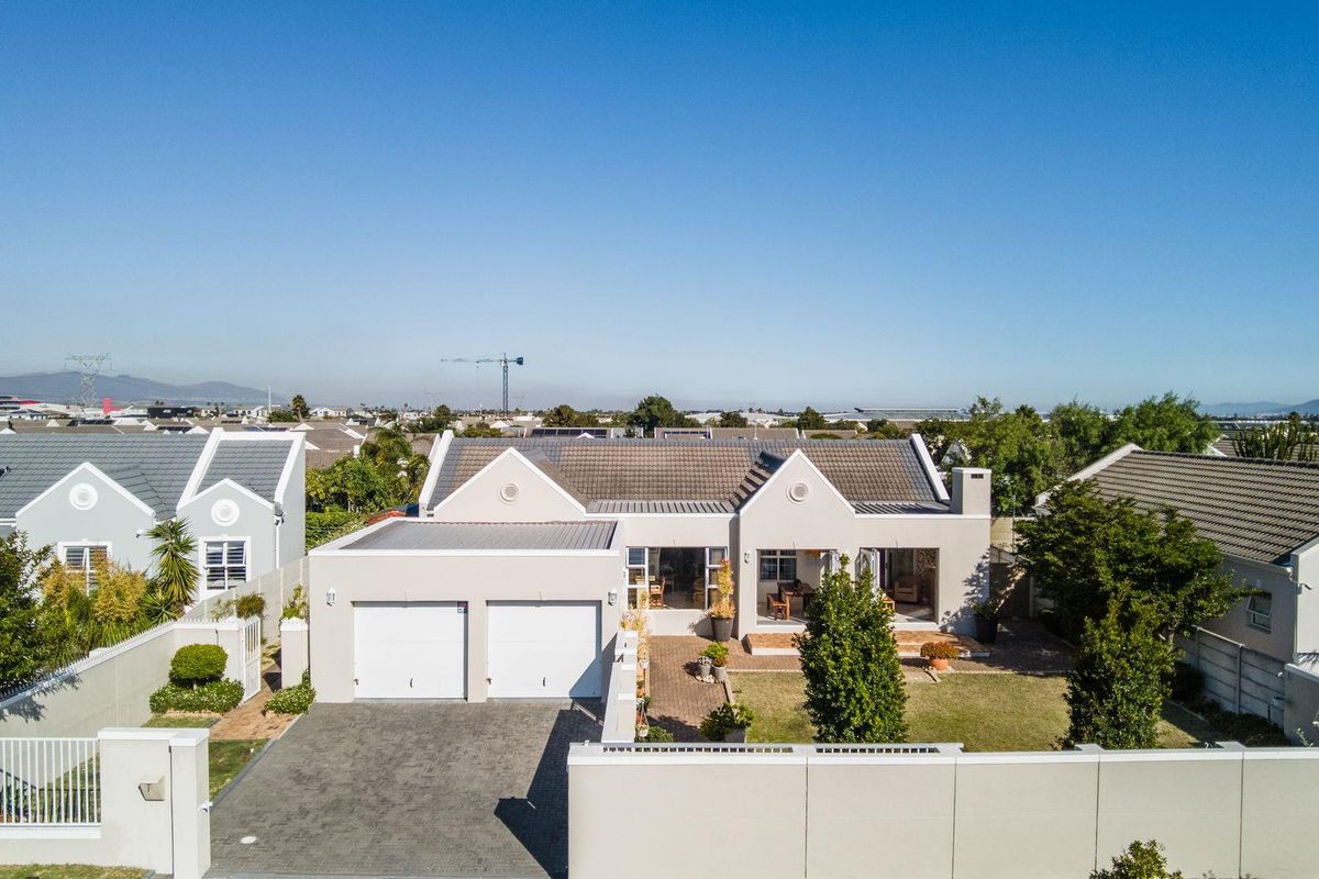 Spacious Coastal Family Living in the Heart of Sunningdale, Cape Town - Photo 2