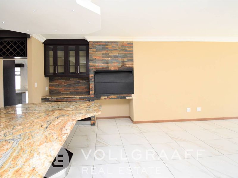 3 Bedroom home with 2 Bedroom flat - Photo 8