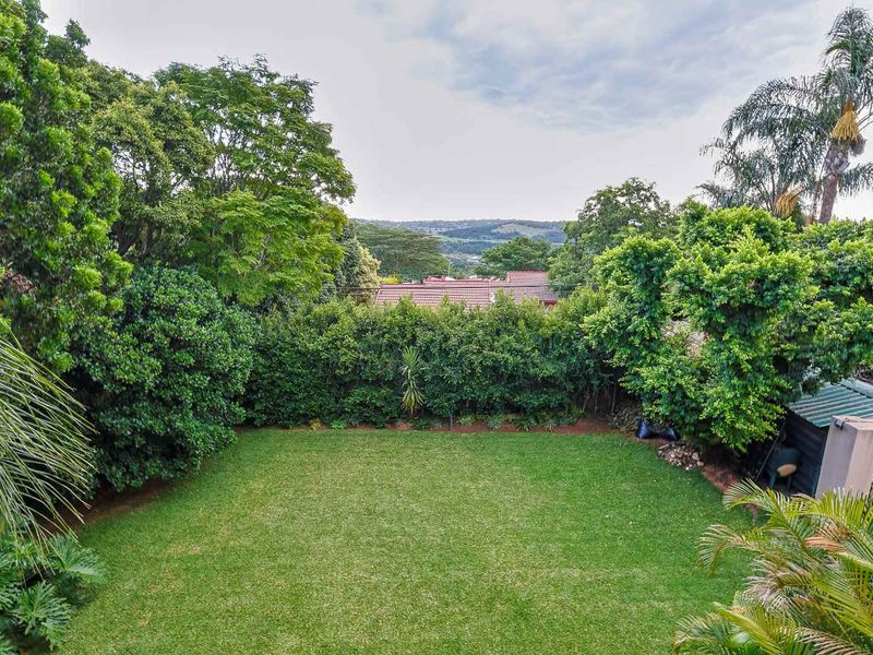 Elegant Family Living with Exceptional Entertaining Appeal in Constantia Glen - Photo 2