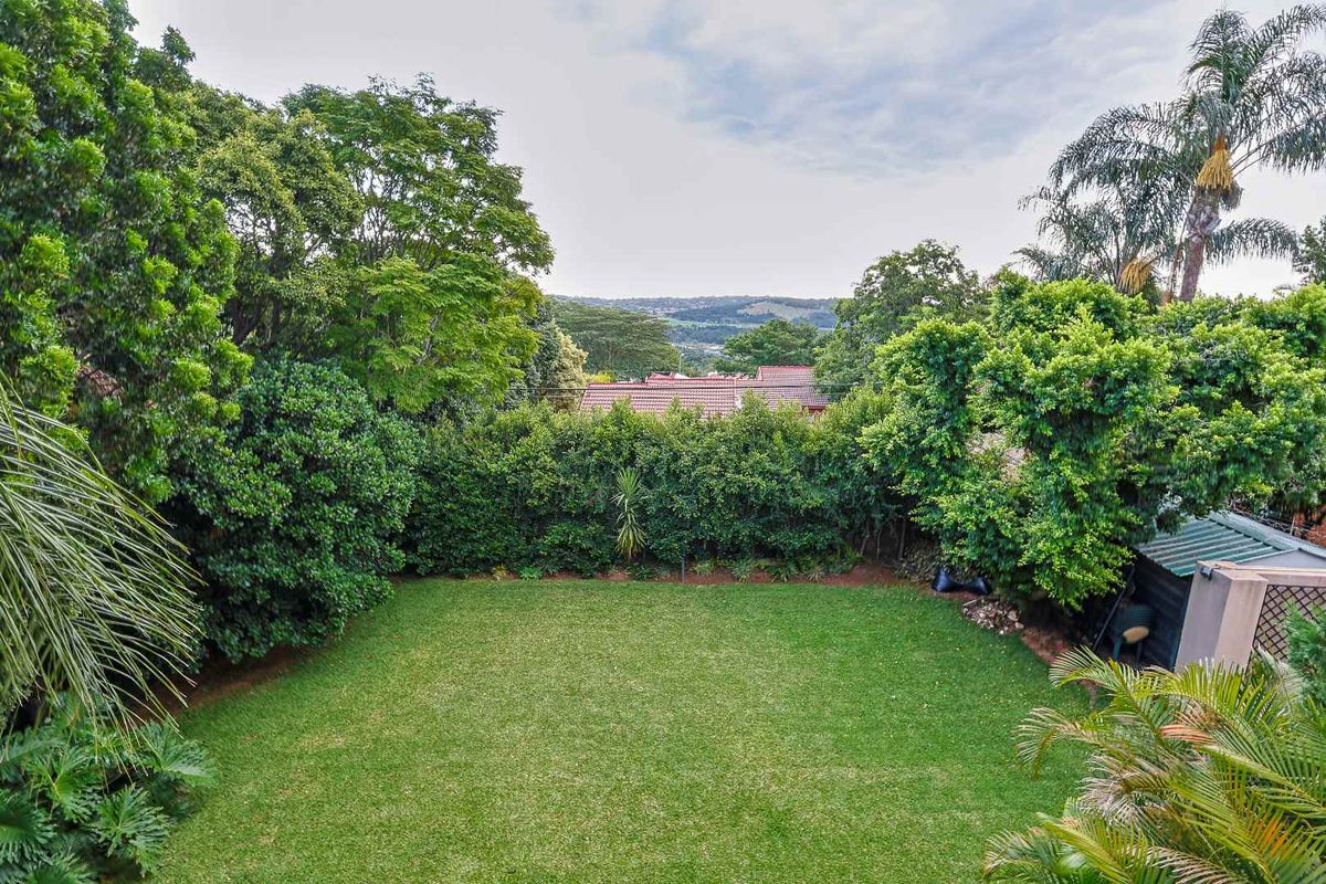 Elegant Family Living with Exceptional Entertaining Appeal in Constantia Glen - Photo 2