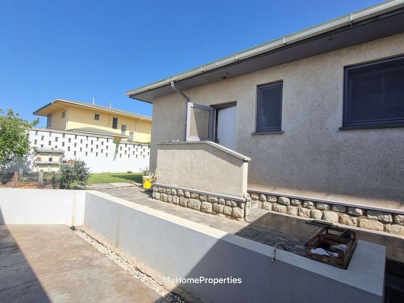 House with Flat for Sale, Central, Swakopmund - Photo 5
