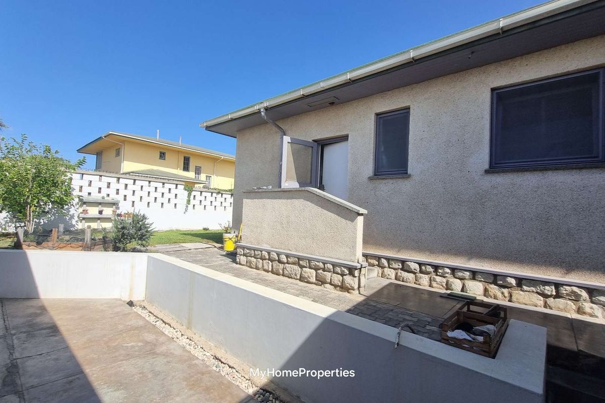 House with Flat for Sale, Central, Swakopmund - Photo 5