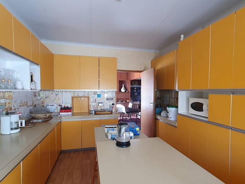 A refined family home for Sale – Klein Windhoek - Photo 4