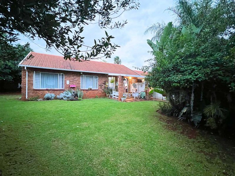 Modern 3-Bedroom Townhouse in the Heart of Doornpoort - Photo 3