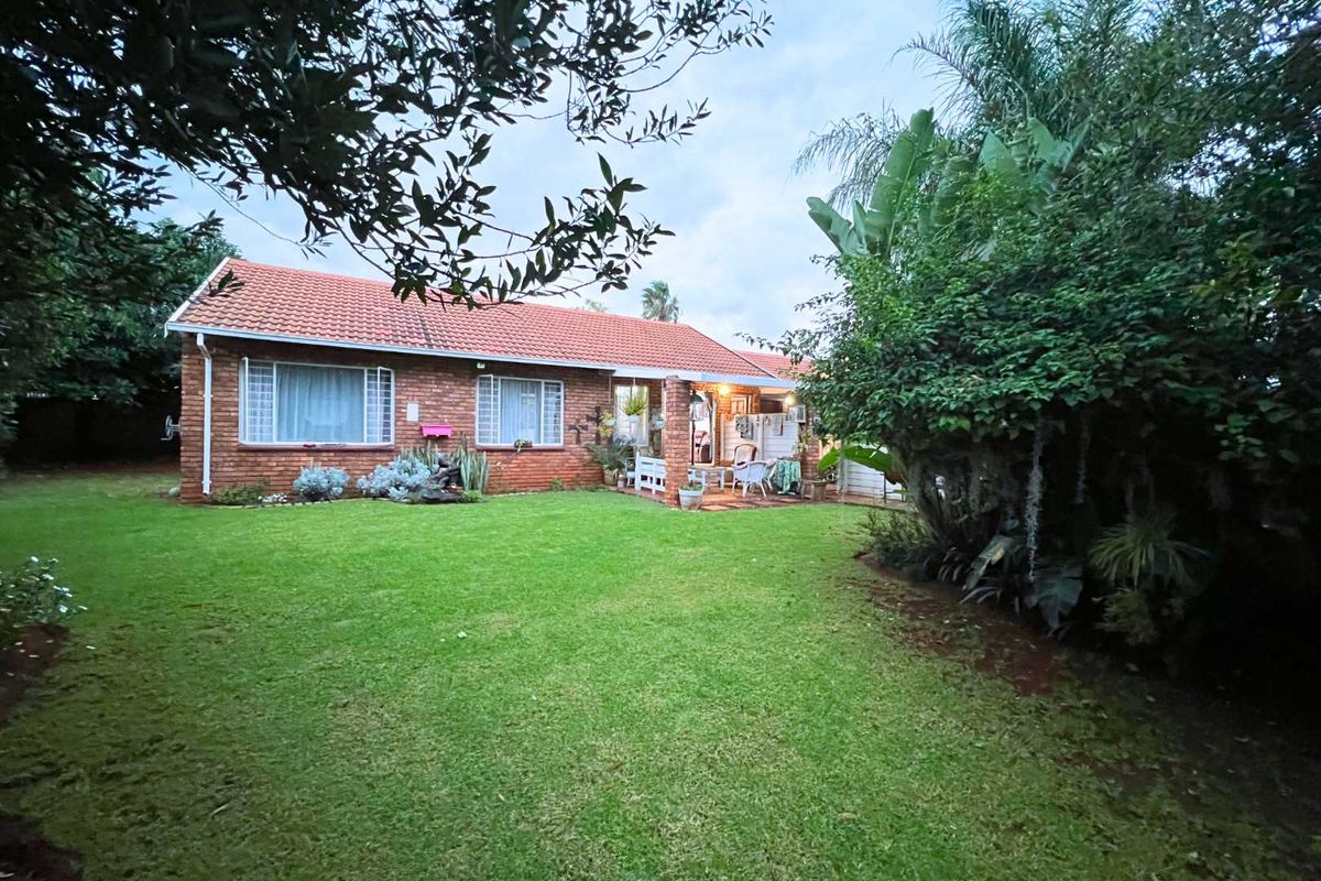 Modern 3-Bedroom Townhouse in the Heart of Doornpoort - Photo 3