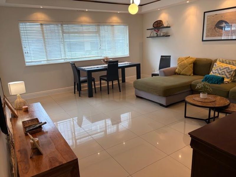 Spacious 2 bedroom apartment with enclosed balcony parking, Wi fi ready - Photo 3