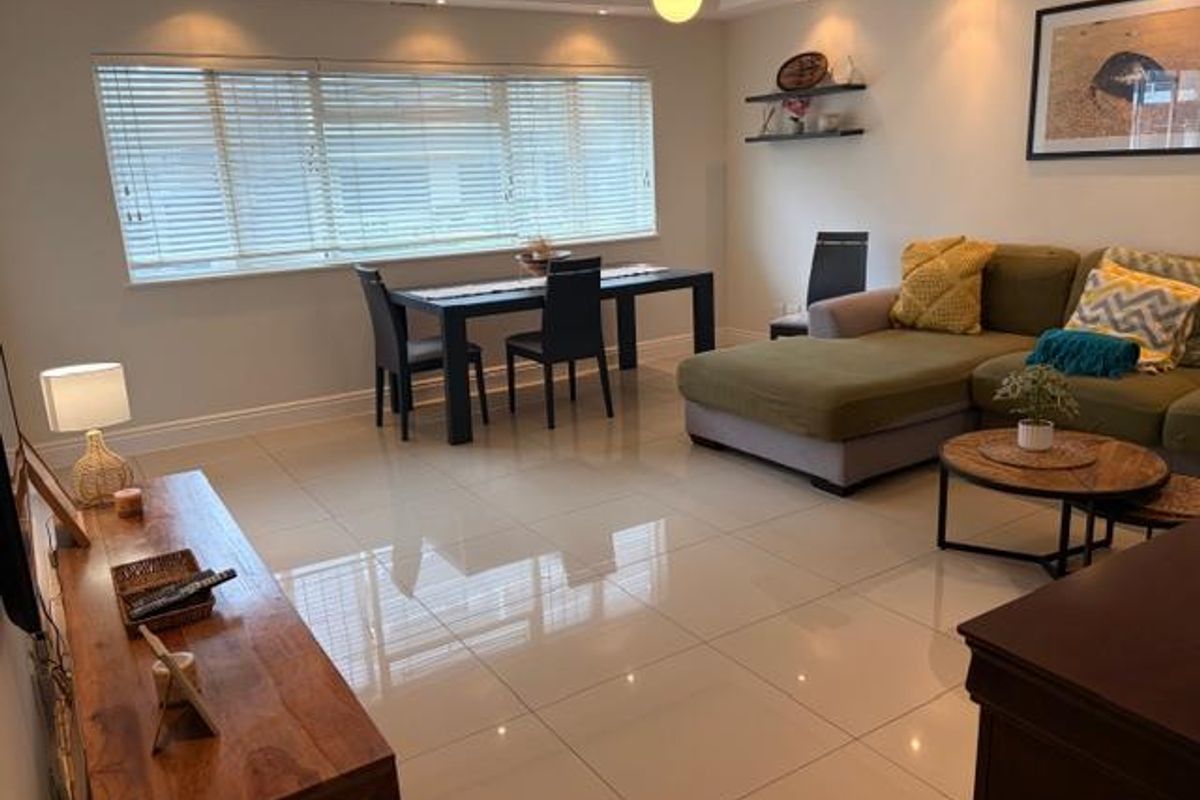 Spacious 2 bedroom apartment with enclosed balcony parking, Wi fi ready - Photo 3