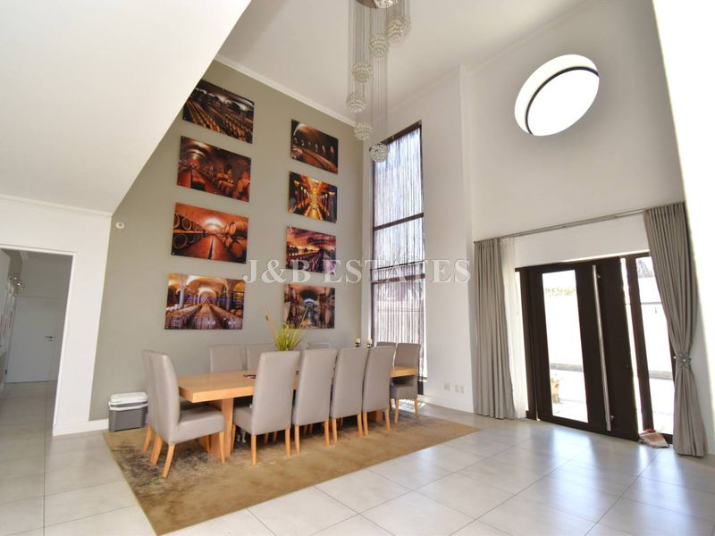 Breathtaking 5-Bedroom House Near Lagoon - Photo 3