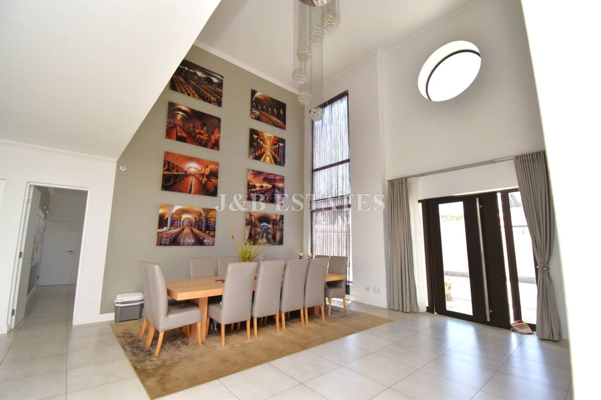 Breathtaking 5-Bedroom House Near Lagoon - Photo 3