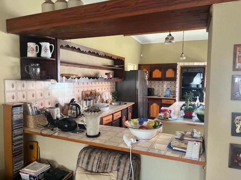 SOLID FAMILY HOME IN PRIME LOCATION - Photo 10