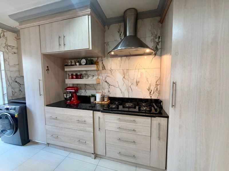 Beautiful 3 bedroom Townhouse for sale - Photo 3