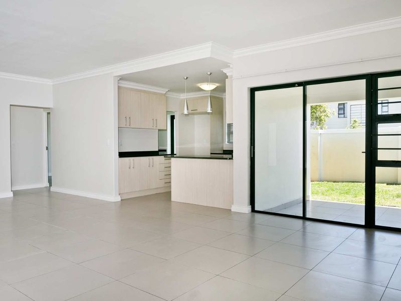 Spacious Three bedroom with Double garage - Photo 7