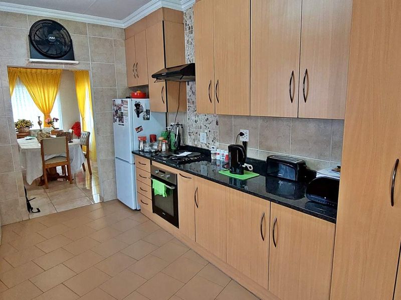 Family home with Flat - Photo 10