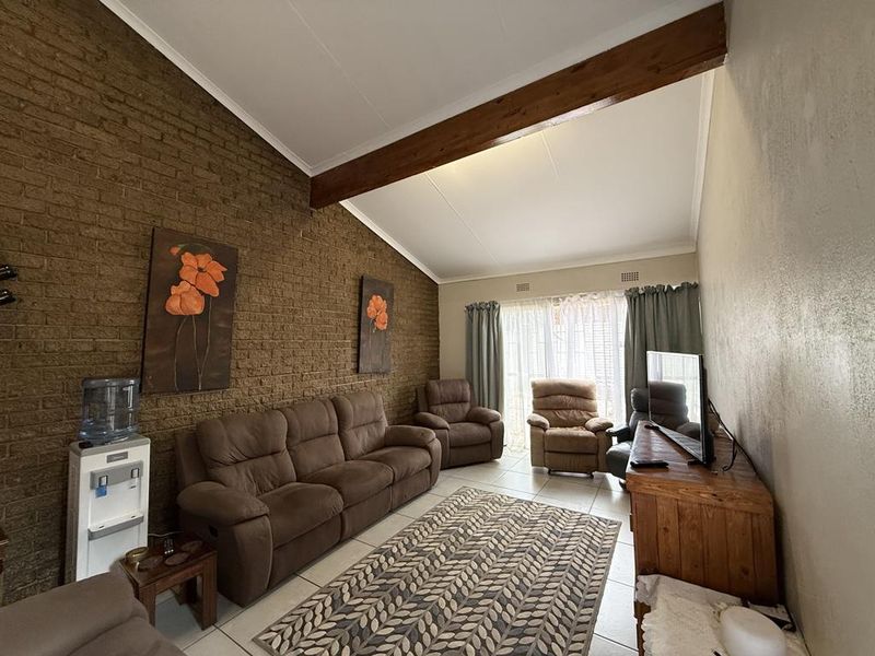 Prime 3 Bedroom Townhouse in Constantia Kloof with Solar and Double Garage - Photo 2