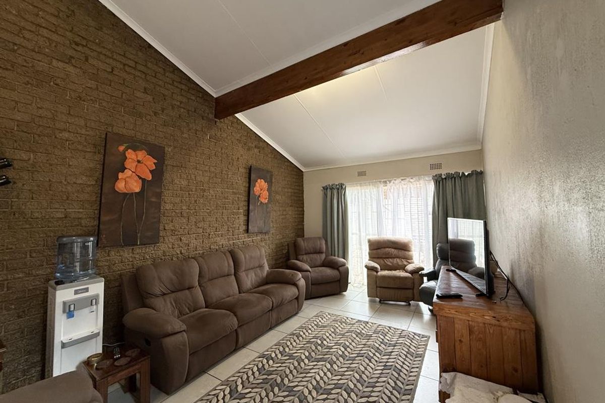 Prime 3 Bedroom Townhouse in Constantia Kloof with Solar and Double Garage - Photo 2