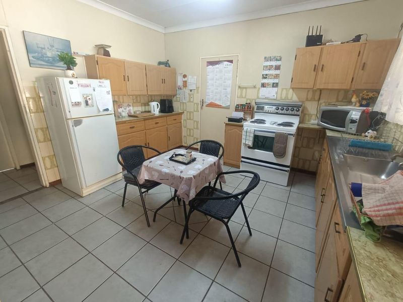 Spacious Family Home with Multiple Dwellings and Pool – Ideal Investment Opportunity - Photo 2