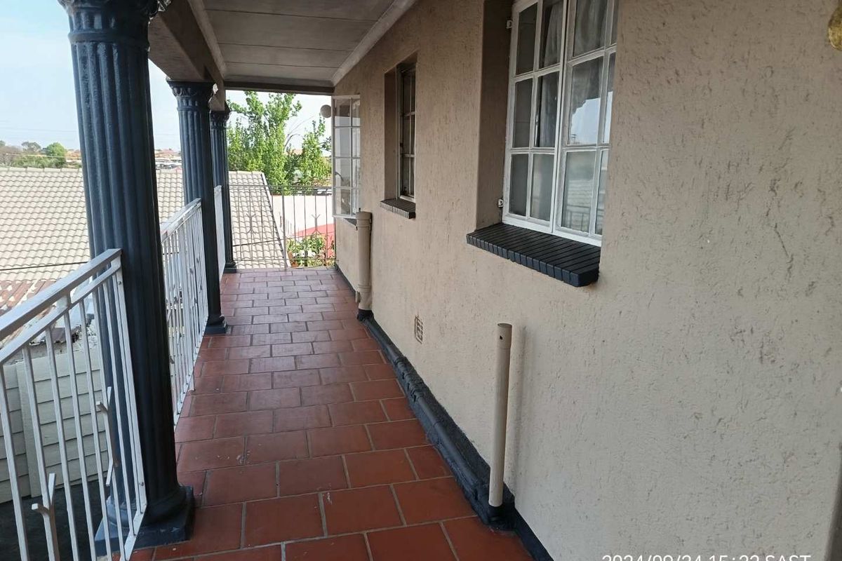 Perfect Lock-up-&-go 2 bedroom apartment in secure complex For Sale!! - Photo 4