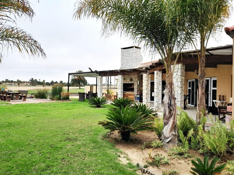 ROSSMUND GOLF ESTATE: Perfect Family Home on the 15th Hole!! - Photo 4