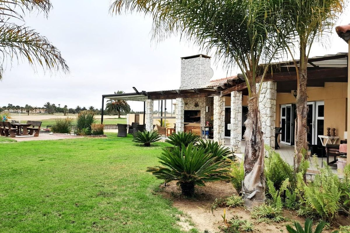 ROSSMUND GOLF ESTATE: Perfect Family Home on the 15th Hole!! - Photo 4