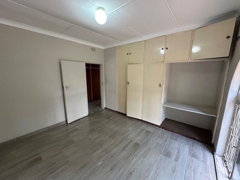 4 BEDROOM FAMILY HOME WITH BACHELOR FLAT - Photo 8