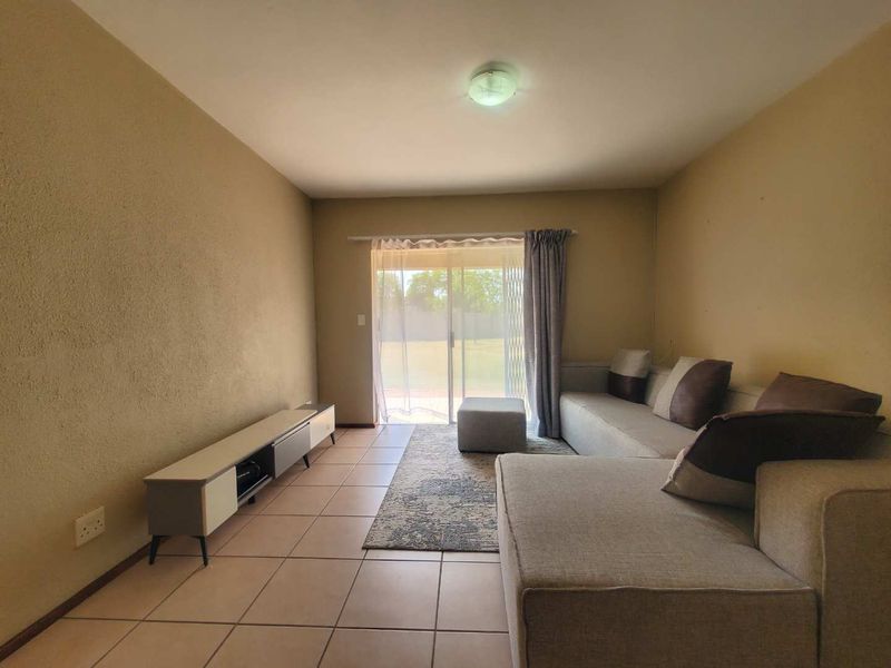 Perfect starter home or investment in Ruimsig Palms! - Photo 4