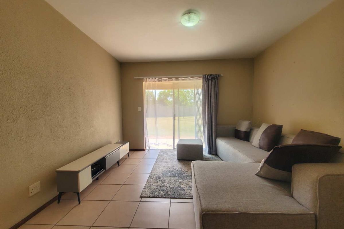 Perfect starter home or investment in Ruimsig Palms! - Photo 4