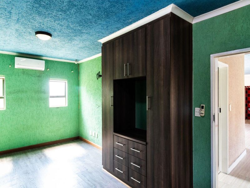Charming Family Home: 2 Beds, Open Plan Living, Room to Grow - Photo 10