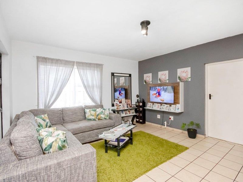 Neat 3 bedroom 2 bathroom unit for sale in Florida Roodepoort - Photo 7