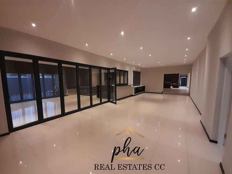 For Sale: Ultra Modern 5 bedroom family home with excellent features in Walvis Bay - Photo 4