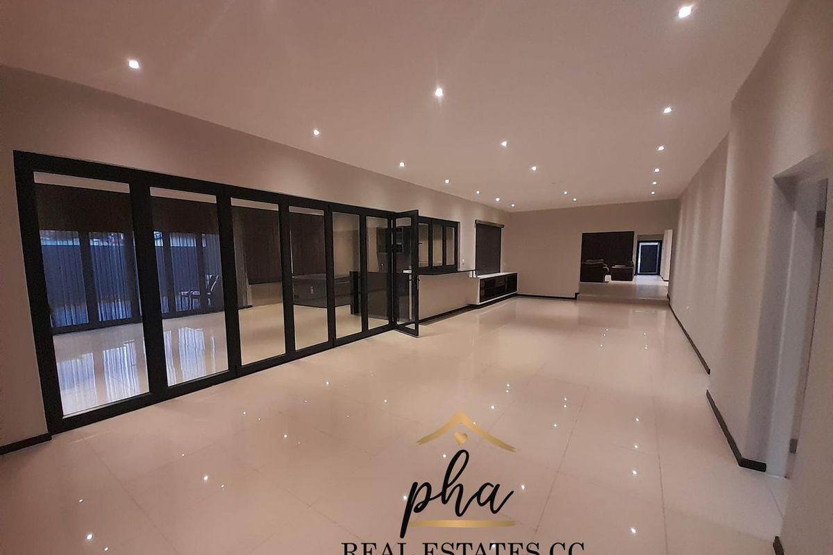 For Sale: Ultra Modern 5 bedroom family home with excellent features in Walvis Bay - Photo 4